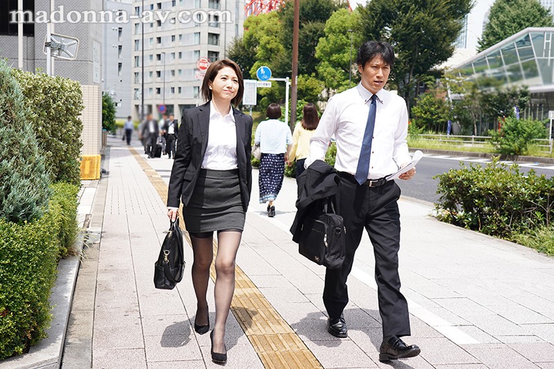 『人妻』 転職先の女上司に勤務中ずっと弄ばれ続けている新人の僕 甘乃つ...