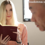 『人妻』 人妻秘書、汗と接吻に満ちた社長室中出し性交 男の憧れ『金髪』×『秘書』ついに登場！！ リリー・ハート 【FANZA】