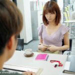 『人妻』 「映像関係」というパート募集に応募して採用された会社はAVメーカー。ADとして働き始めたのにいつのまにか人妻女優としてAVデビュー 倉本すみれ 【FANZA】