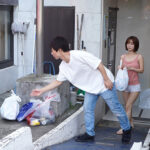 『人妻』 どうせ旦那も浮気してるし、一人くらい年下の男の子を食べたっていいよね？…のつもりが即沼堕ち。 小島みなみ 【FANZA】