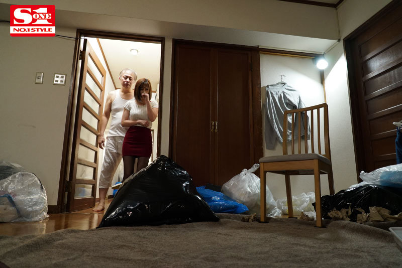 『人妻』 汚いゴミにあふれたキモいニート爺の部屋で犯●れ続けたのに…人...