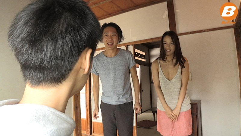 『人妻』 転勤で田舎に引っ越した僕は、下に住む大家の奥さんに毎日誘惑さ...