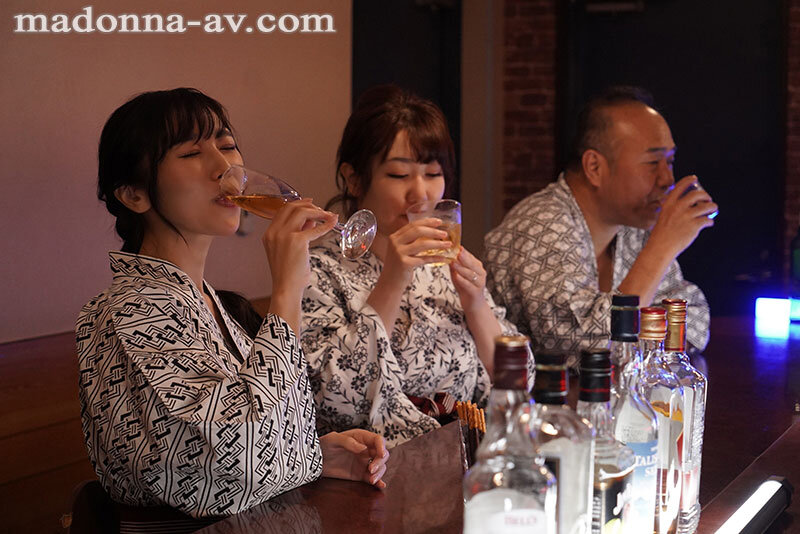 『人妻』 密着セックス ～夫の上司と夫の居ない温泉旅行で酒と不貞に溺れ...