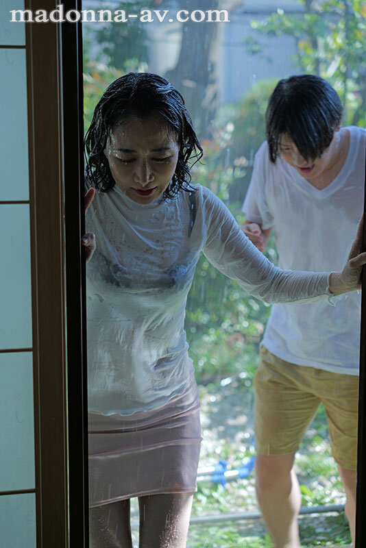 『人妻』 濡れ透ける母の肢体―。同じ屋根の下で二人きり…。 ゲリラ豪雨...