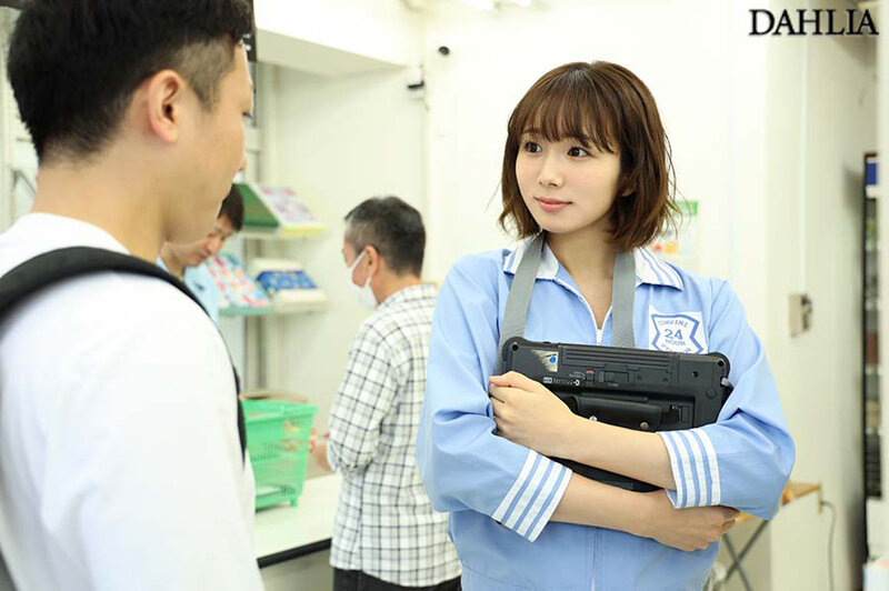 『人妻』 満たされない人妻の禁断不倫SEX同じコンビニで働く男子大学生...