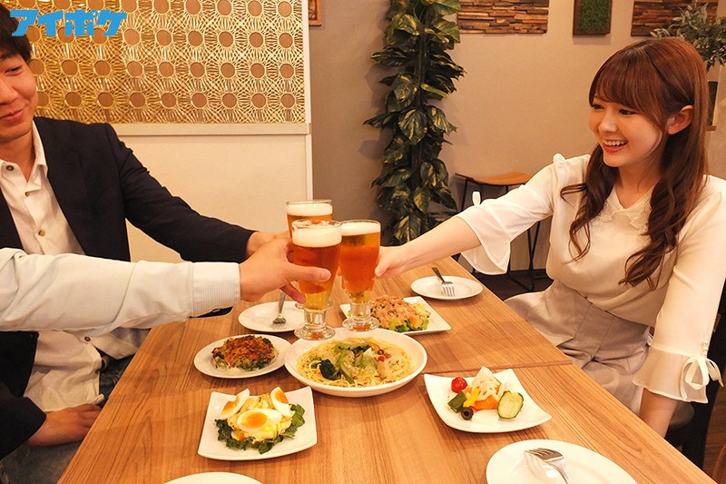 『人妻』 同窓会の夜、突然の大雨で終電逃し元彼ダメ男とホテルで朝まで…...