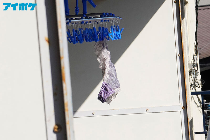 『人妻』 隣のドスケベ奥さんがパンティを干す昼下がりは欲求不満のサイン...