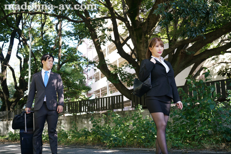 『人妻』 出張先のビジネスホテルでずっと憧れていた女上司とまさかまさか...