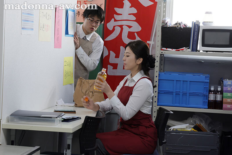 『人妻』 -身も心も相性抜群の2人-。‘想い’と‘唇’が重なる濃密接吻...