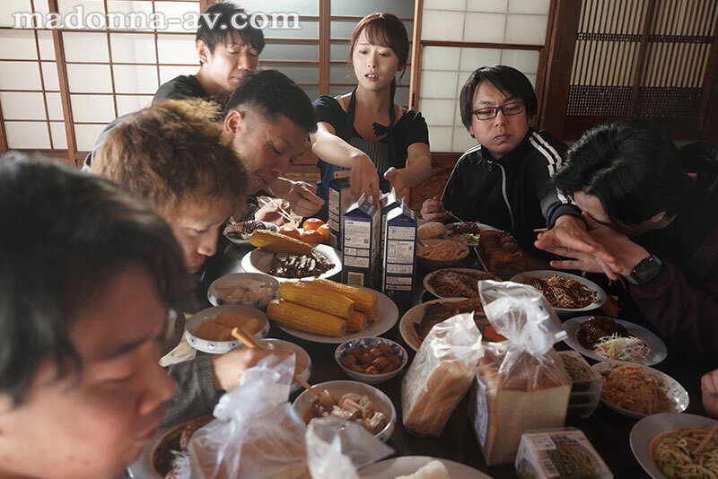 『人妻』 愛する8人の息子たちと子育てSEXに溺れる、大家族‘近親相姦...