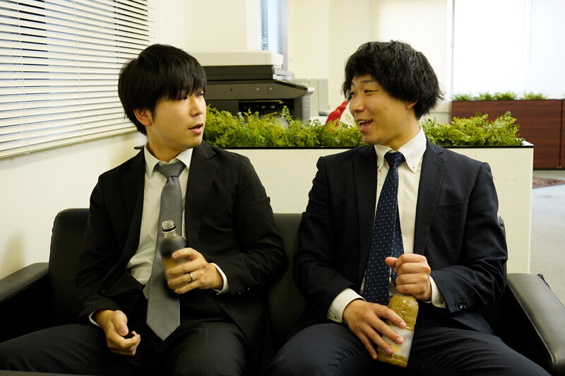 『人妻』 NTRビデオ 後輩のスマホを勝手に見たら、僕の最愛の妻が中出...