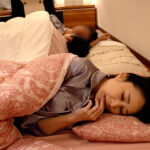 『人妻』 同棲中の狭い家に泊まりに来た彼女のママがイチャイチャする2人に発情して彼氏を誘惑する川の字中出しセックス 瀬尾礼子 【FANZA】