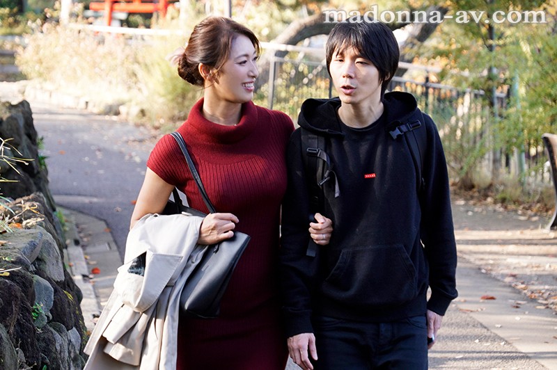 『人妻』 地元へ帰省した三日間、ずっと思いを寄せていた親友の母親と時を...