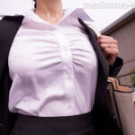 『人妻』 Jカップと噂の胸を弾ませ、遅刻ギリギリに出勤する人妻社員を始業直前までイカせ続ける汗だく性交 上羽絢 【FANZA】