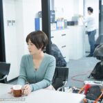 『人妻』 溜池ゴロー15周年YEARコラボ第2弾 「映像関係」というパート募集に応募して採用された会社はAVメーカー。ADとして働き始めたのにいつのまにか人妻女優としてAVデビュー 奥田咲 【FANZA】