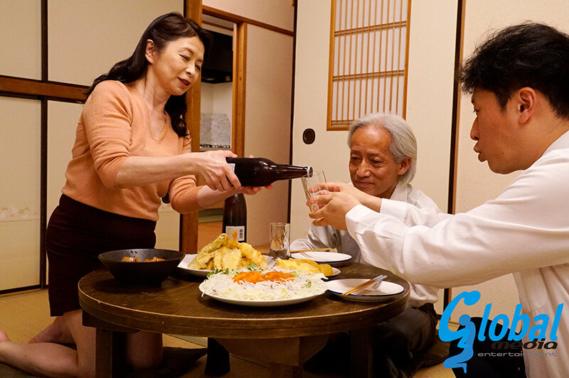 『人妻』 還暦の性 性欲旺盛な六十路の淫靡な痴態 夫の部下との不倫関係...