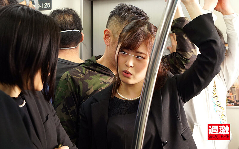 『人妻』 色っぽい喪服尻に我慢できずバック挿入！即ハメされて不謹慎な本...