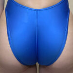 『人妻』 朝日芹奈 濡れてテカってピッタリ密着 神競泳水着 可愛い女子の競泳水着姿をじっとりと堪能！着替え盗撮から始まり貧乳から巨乳にパイパン、ハミ毛、ジョリワキ等のフェチ接写やローションソーププレイや競泳水着ぶっかけ等を完全着衣で楽しむAV 【FANZA】