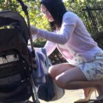 『人妻』 家族に内緒で恥ずかし行為を世間に晒す 見世物母乳ママ 【FANZA】