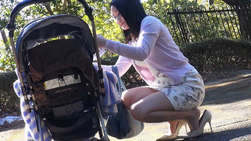 『人妻』 家族に内緒で恥ずかし行為を世間に晒す 見世物母乳ママ 【FA...