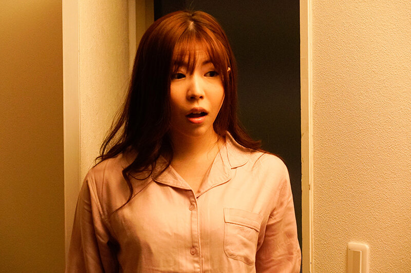 『人妻』 夫の後輩は●校時代に憧れていた先輩！？久々の再会で芽生えた感...