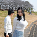 『人妻』 美人で清楚な憧れのお義母さんが自分の巨乳を誇示するために毎日ニットを着ていると聞かされたオレは、、、もう我慢できなくて中出ししたい！！塚田詩織 【FANZA】