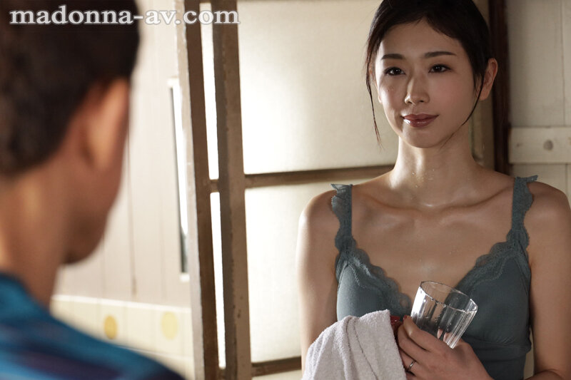 『人妻』 汗ほとばしる人妻の圧倒的な腰振りで、僕は一度も腰を動かさずに...