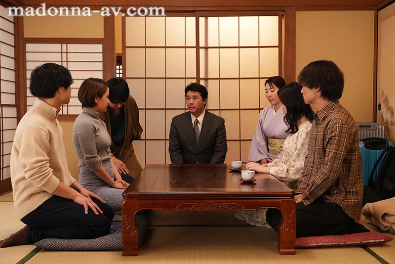 『人妻』 旅先Wブッキング人妻交換～予約していたはずの旅館がひと部屋し...