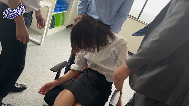 『人妻』 高飛車なパワハラ人妻上司を媚薬チ●ポでクスリ漬けにしてイキ狂...