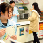 『人妻』 夫のじゃない若いチ○ポがこんなに気持ちいいなんて…アルバイト先で人妻が溺れる年下男との浮気性交 末広純 【FANZA】