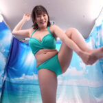 『人妻』 湘南地元妻乳首責め＆素股抜きチャレンジ！巨乳妻が「ごめんねぇッ」と子供に謝りながら、ギン勃起デカチンを一心不乱に膣に擦り付け発情！罰ゲームのことなんか忘れて、自分から騎乗位で挿入！ナマ中出しをおねだり！！～るか編～ 【FANZA】