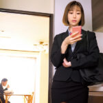 『人妻』 家庭内別居中の妻が男を連れ込んで壁越しにアヘ声聞こえて嫉妬勃起が止まらないので妻とヤリ直したいと思う 黒川すみれ 【FANZA】