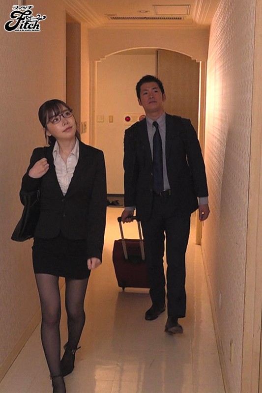 『人妻』 新婚の僕が出張先で女上司とまさかの相部屋 朝から晩まで性奴●...