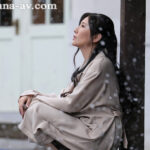 『人妻』 この雪降る寒空の下―。露出狂の人妻を見かねて家に招き入れてしまった。 椎名ゆな 【FANZA】