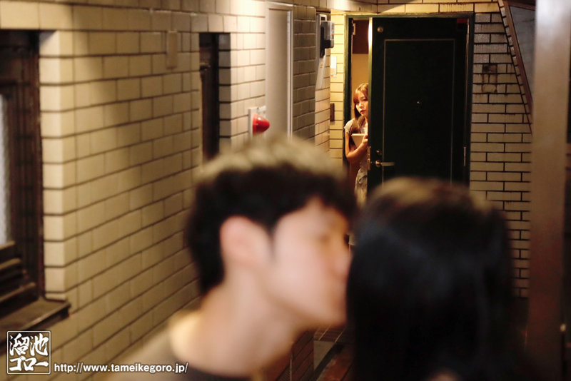 『人妻』 はじめて彼女ができたのに…隣に住む欲求不満な人妻さんに食べら...