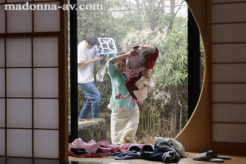 『人妻』 叔母の濡れ透けた肢体―。同じ屋根の下で二人きりの夜…。 煽情...