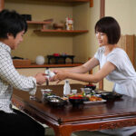 『人妻』 スタミナ痴女お母さんと温泉旅行 バイト先の欲求不満人妻に底なし性欲の騎乗位で抜かれまくり12発射精 玉城夏帆 【FANZA】