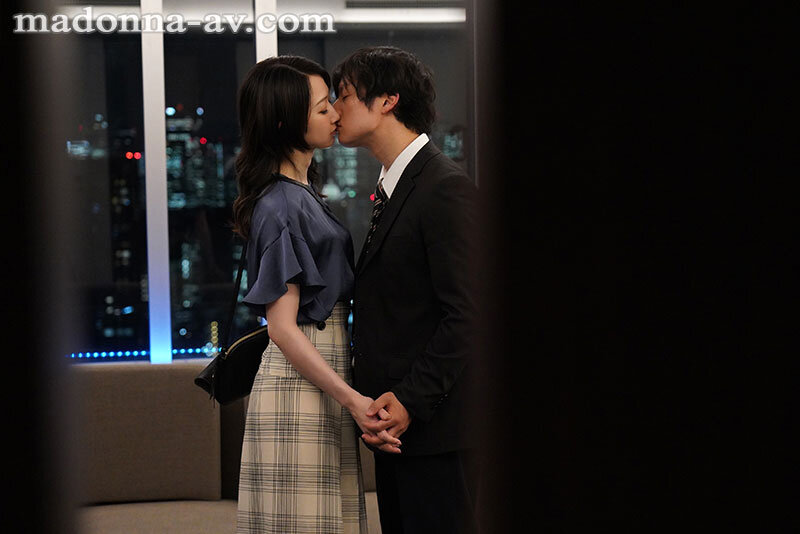 『人妻』 スイートルームNTR 妻から送られてきた疑惑の写真 水戸かな...