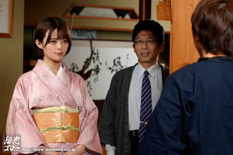 『人妻』 夫がいない間の里帰り。偶然出会った幼馴染と背徳の中で濃厚接吻...