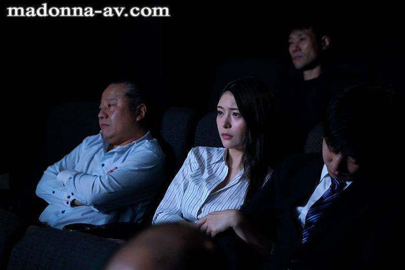 『人妻』 背徳の寝取らせシアタールーム 低俗男たちの醜い肉棒で汚された...