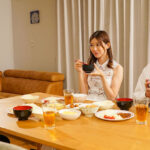 『人妻』 膣口1cm10コキ挿入に溺れる空気椅子騎乗位SEX 黒川すみれ 【FANZA】