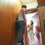 『人妻』 四つん這いで無自覚にデカ尻挑発してくるパート家政婦 淫乱ドM尻に即ハメしたら潮吹き止まらず… 水川潤 【FANZA】