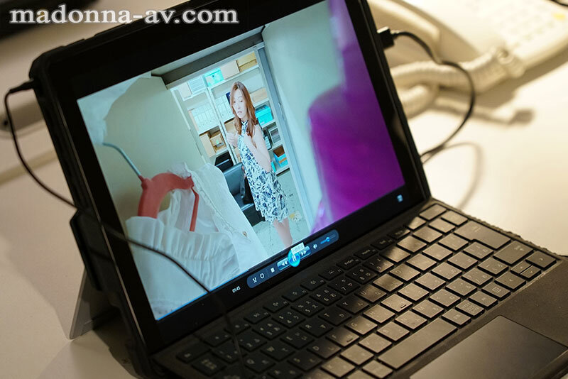 『人妻』 「本当に、私の下着を見て興奮するの…？」 盗撮映像で発情する...