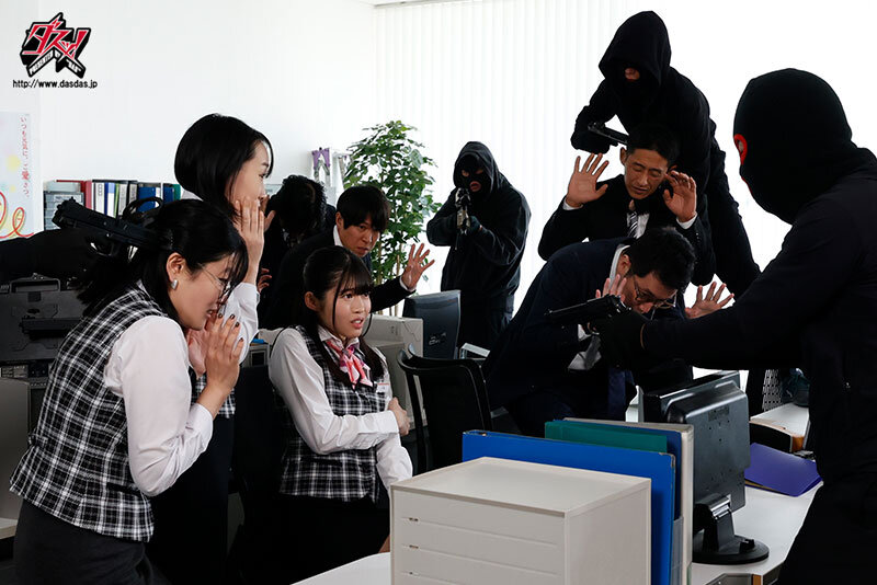 『人妻』 誰もが羨むボクの巨乳妻に理性を失った銀行強盗は一日中イラマ輪...