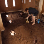 『人妻』 美人CA（既婚者）限定 砂風呂に埋まって身動きできない〇淫NTR拘束マッサージ 横が見えない状態で、隣に夫が居るのにイッてもイッても止めずに絶頂させ続けた女の「サイレント絶叫」 【FANZA】