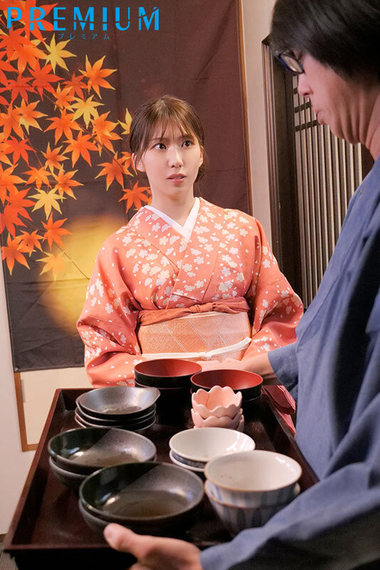 『人妻』 夫婦経営する旅館でオヤジ客の晩酌に呼び出され…朝を迎えても終...