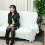 『人妻』 ブーツの美魔女とナマ交尾 即ズボチ〇ポの快感に美貌が蕩ける… ももさん24歳 【FANZA】