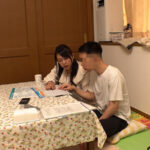 『人妻』 近所の世話好きな巨乳ママ友中年おばさんと超絶デカチンピストン中出しSEXの実態映像 【FANZA】