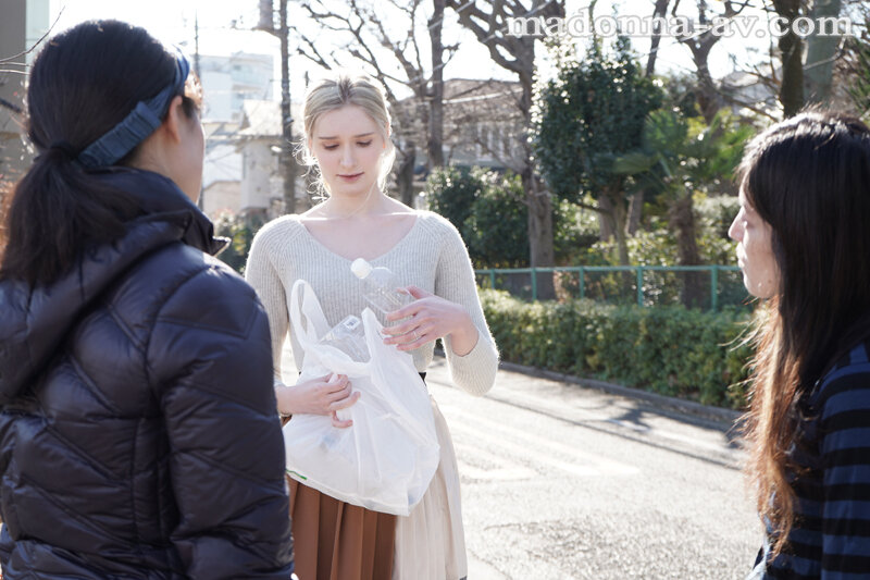 『人妻』 団地に馴染めない異国妻と、言葉すらいらない濃密セックスー。 ...