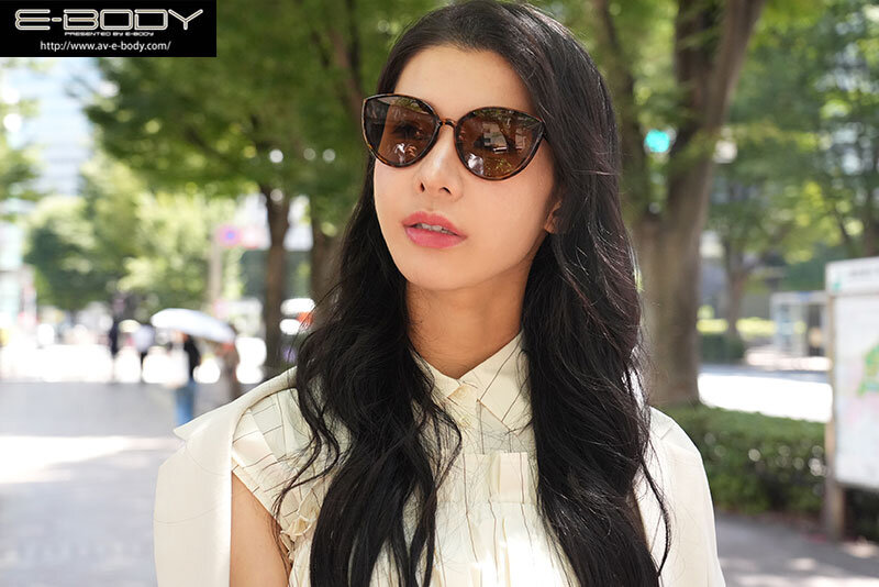 『人妻』 海外から緊急帰国 パ○コレ出場アジアンモデルがバキバキBOD...